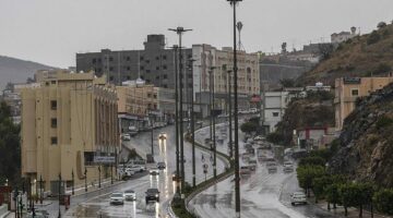 “توقعات الطقس في الباحة اليوم: أمطار غزيرة وصواعق رعدية ودرجات حرارة منخفضة”  

يمكنك استخدام هذا العنوان في مقالك كبديل واضح وجذاب يعكس حالة الطقس المتوقعة في المنطقة. إذا كنت بحاجة إلى إضافة تفاصيل أخرى لاحقًا، فيمكنك دمجها بسهولة مع نص المقال.