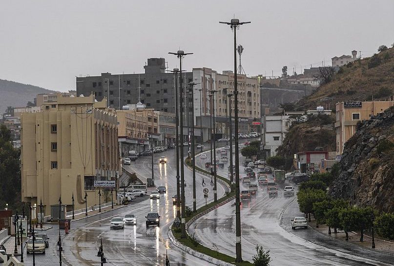 “توقعات الطقس في الباحة اليوم: أمطار غزيرة وصواعق رعدية ودرجات حرارة منخفضة”
يمكنك استخدام هذا العنوان في مقالك كبديل واضح وجذاب يعكس حالة الطقس المتوقعة في المنطقة. إذا كنت بحاجة إلى إضافة تفاصيل أخرى لاحقًا، فيمكنك دمجها بسهولة مع نص المقال.