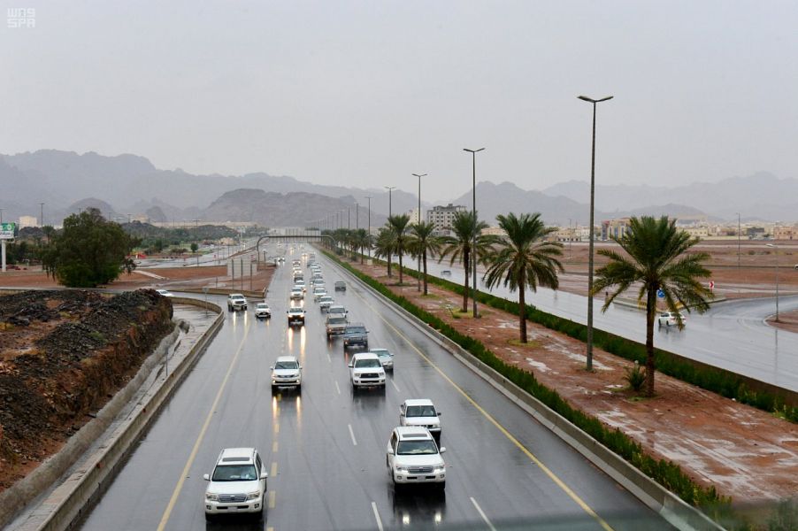 عاصفة ممطرة ورياح قوية تضرب منطقة حائل