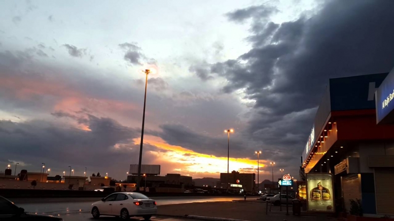 حالة الطقس: سحب رعدية ورياح نشطة تغطي عدة مناطق مع سماء غائمة