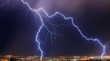 <p>بالتأكيد، إليك عدة صيغ للعنوان بأسلوب صحفي جذاب ومناسب لأخبار جوجل:</p>
<p><strong>الخيار الأول (الأكثر توصية):</strong>
طقس أول أيام الدراسة.. تحذير عاجل من سيول وأمطار رعدية تضرب 3 مناطق</p>
<p><strong>خيارات أخرى ممتازة:</strong></p>
<ul>
<li>طقس أول أيام الدراسة.. الأرصاد تحذر من أمطار رعدية غزيرة وسيول جارفة</li>
<li>طقس أول أيام الدراسة: سيول متوقعة وأمطار رعدية غزيرة على جازان وعسير والباحة</li>
<li>طقس أول أيام الدراسة.. تنبيه متقدم من الأرصاد بسيول وأمطار في هذه المناطق</li>
</ul>