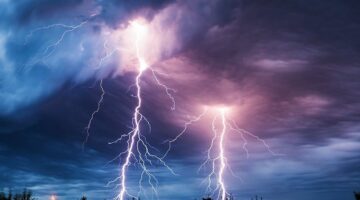<p>بالتأكيد، إليك عدة صيغ للعنوان بأسلوب صحفي جذاب ومناسب لأخبار جوجل:</p>
<p><strong>الخيار 1 (الأكثر مباشرة):</strong>
الأرصاد تحذر: أمطار رعدية وسيول جارفة تضرب 3 مناطق سعودية الأربعاء.</p>
<p><strong>الخيار 2 (يثير الفضول):</strong>
طقس الأربعاء: سيول متوقعة وأمطار رعدية غزيرة على جازان وعسير والباحة.</p>
<p><strong>الخيار 3 (بصيغة التنبيه العاجل):</strong>
تحذير عاجل من الأرصاد: سيول وأمطار رعدية غزيرة بهذه المناطق الأربعاء.</p>
<p><strong>الخيار 4 (يبرز الحدث الأهم):</strong>
سيول جارفة وأمطار رعدية.. “الأرصاد” يصدر تنبيهاً متقدماً لـ3 مناطق.</p>