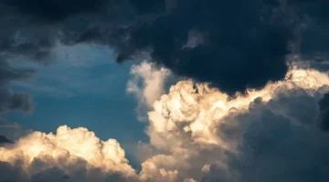 <p>بالتأكيد، إليك عدة صيغ للعنوان بأسلوب صحفي جذاب ومناسب لأخبار جوجل مع الالتزام بالشروط:</p>
<h3>الخيار الأفضل (توصية):</h3>
<p><strong>تقلبات جوية عنيفة تضرب 9 مناطق.. الأرصاد تحذر من سيول ورياح عاتية.</strong></p>
<hr />
<h3>خيارات إضافية ممتازة:</h3>
<ul>
<li><strong>الأرصاد تطلق تحذيراً عاجلاً.. تقلبات جوية خطيرة وأمطار غزيرة تجتاح 9 مناطق.</strong></li>
<li><strong>طقس الساعات القادمة: تحذير من تقلبات حادة تجتاح 9 مناطق وسيول محتملة.</strong></li>
<li><strong>تحذير الأرصاد: أمطار غزيرة وسيول تضرب 9 مناطق مع تقلبات جوية حادة.</strong></li>
</ul>