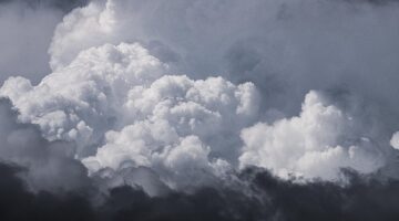 <p>بالتأكيد، إليك عدة صياغات احترافية للعنوان تتوافق مع معايير أخبار جوجل وتجذب القارئ للنقر:</p>
<p><strong>الخيار الأول (الأكثر تركيزاً على الحدث):</strong></p>
<ul>
<li>تقلبات جوية عنيفة.. الأرصاد تحذر من سيول وأمطار رعدية تضرب 9 مناطق.</li>
</ul>
<p><strong>الخيار الثاني (يبرز جهة التحذير):</strong></p>
<ul>
<li>تحذير الأرصاد اليوم: طقس عنيف وأمطار غزيرة وسيول متوقعة بـ 9 مناطق.</li>
</ul>
<p><strong>الخيار الثالث (صياغة أكثر إثارة):</strong></p>
<ul>
<li>طقس الساعات القادمة.. تحذير عاجل من سيول وصواعق وأمطار تضرب 9 مناطق.</li>
</ul>