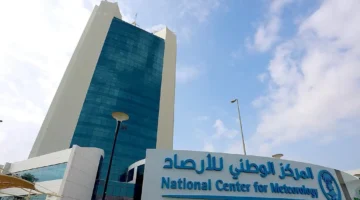 <p>بالتأكيد، إليك عدة صيغ للعنوان بأسلوب صحفي جذاب ومناسب لأخبار جوجل:</p>
<p><strong>الخيار 1 (تحذيري ومباشر):</strong></p>
<p>الأرصاد تحذر: غرامة 150 ألف ريال لنشر معلومات الطقس غير الرسمية.</p>
<p><strong>الخيار 2 (أكثر قوة وإثارة):</strong></p>
<p>الأرصاد تضرب بقوة: 150 ألف ريال غرامة لمروجي شائعات الطقس المضللة.</p>
<p><strong>الخيار 3 (إخباري ومختصر):</strong></p>
<p>الأرصاد تغرّم مخالفين 150 ألف ريال لنشرهم توقعات جوية غير دقيقة.</p>