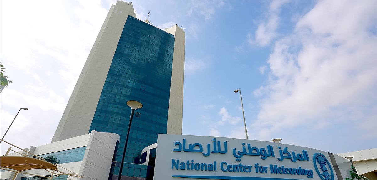 <p>بالتأكيد، إليك عدة صيغ للعنوان بأسلوب صحفي جذاب ومناسب لأخبار جوجل:</p>
<p><strong>الخيار 1 (تحذيري ومباشر):</strong></p>
<p>الأرصاد تحذر: غرامة 150 ألف ريال لنشر معلومات الطقس غير الرسمية.</p>
<p><strong>الخيار 2 (أكثر قوة وإثارة):</strong></p>
<p>الأرصاد تضرب بقوة: 150 ألف ريال غرامة لمروجي شائعات الطقس المضللة.</p>
<p><strong>الخيار 3 (إخباري ومختصر):</strong></p>
<p>الأرصاد تغرّم مخالفين 150 ألف ريال لنشرهم توقعات جوية غير دقيقة.</p>
